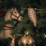 cheval en bois dans sapin de noël